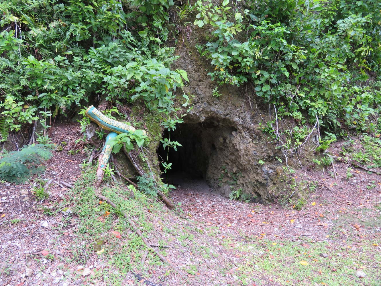 写真５） 千人洞窟入り口