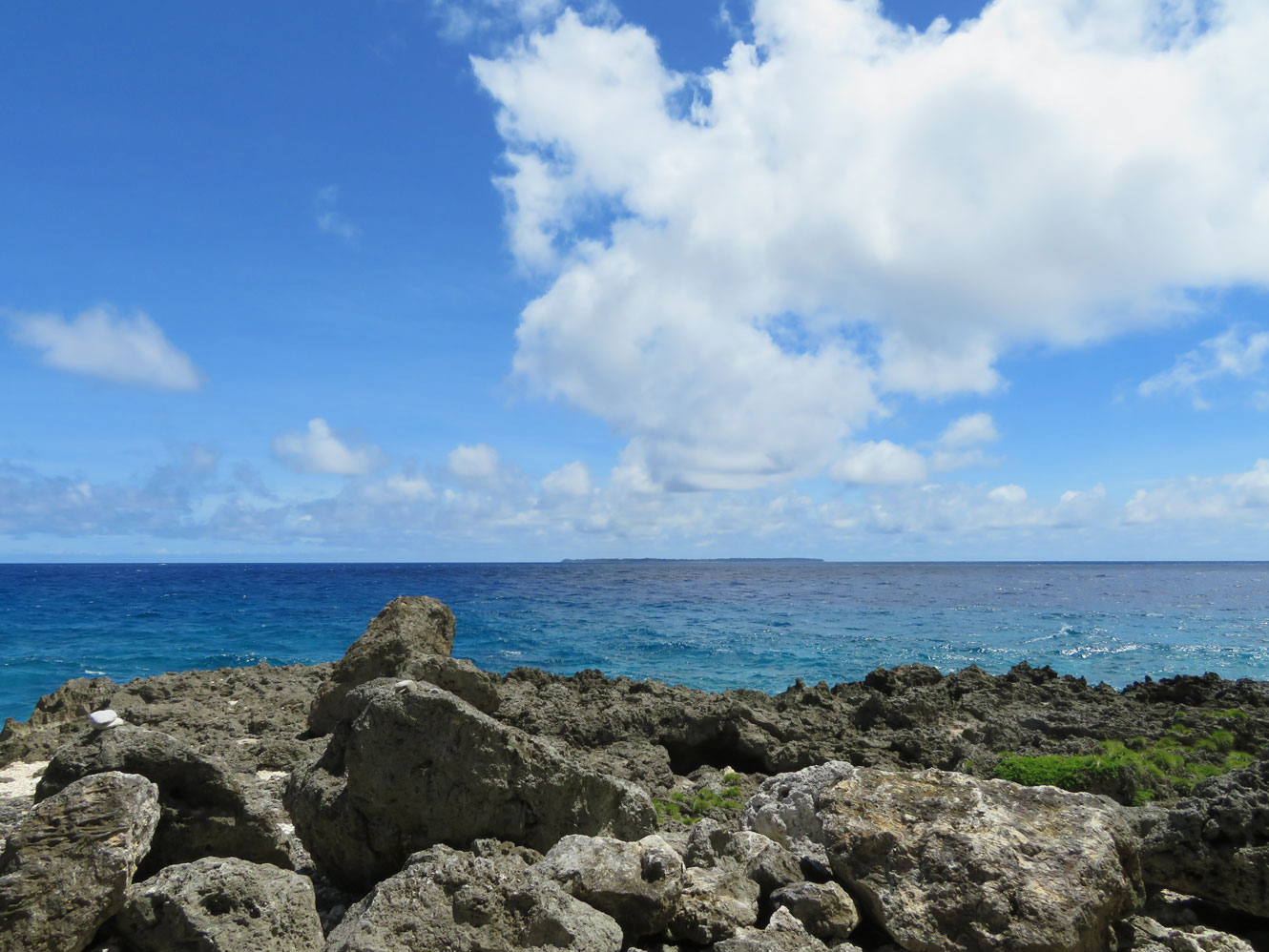 写真３７） オムルウム岬から見えるアンガウル島